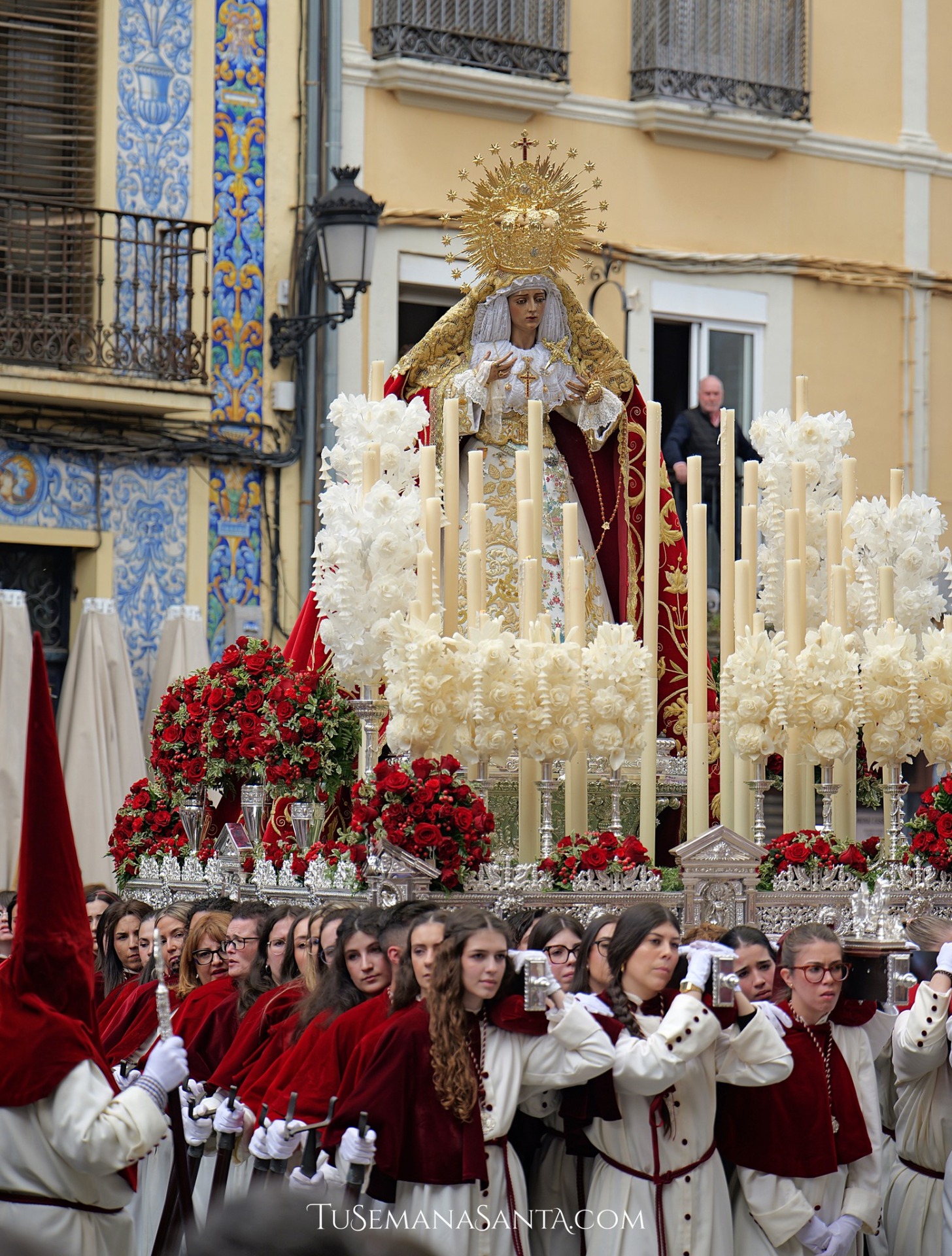 Hábito de hermano de carga. Foto TuSemanaSanta.com
