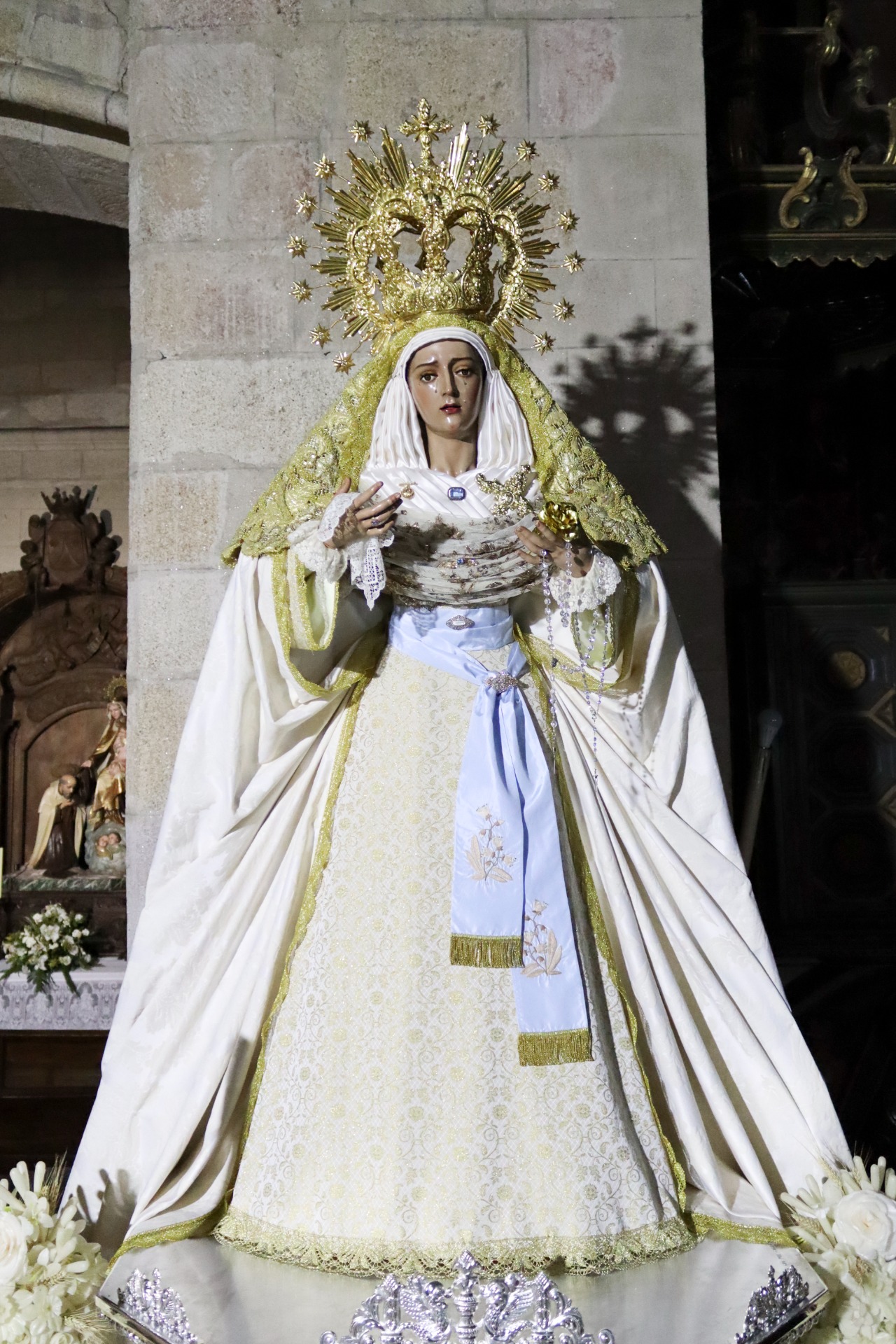 Saya blanca y oro. Foto Pedro Luis García Gómez