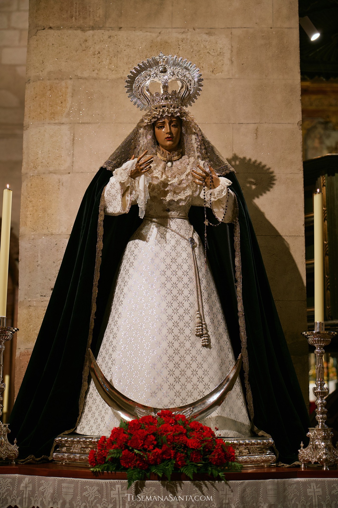 Saya blanca y plata. Foto TuSemanaSanta.com.