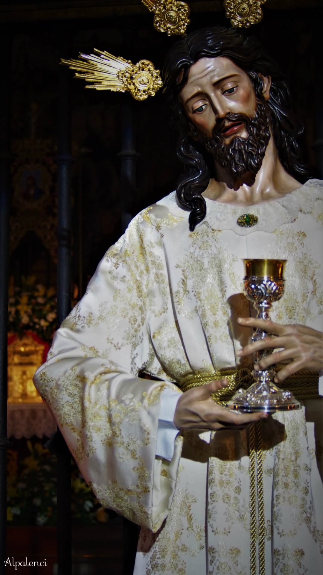 Señor de la Eucaristía con la túnica de marfil. Foto de Alejandro Palencia