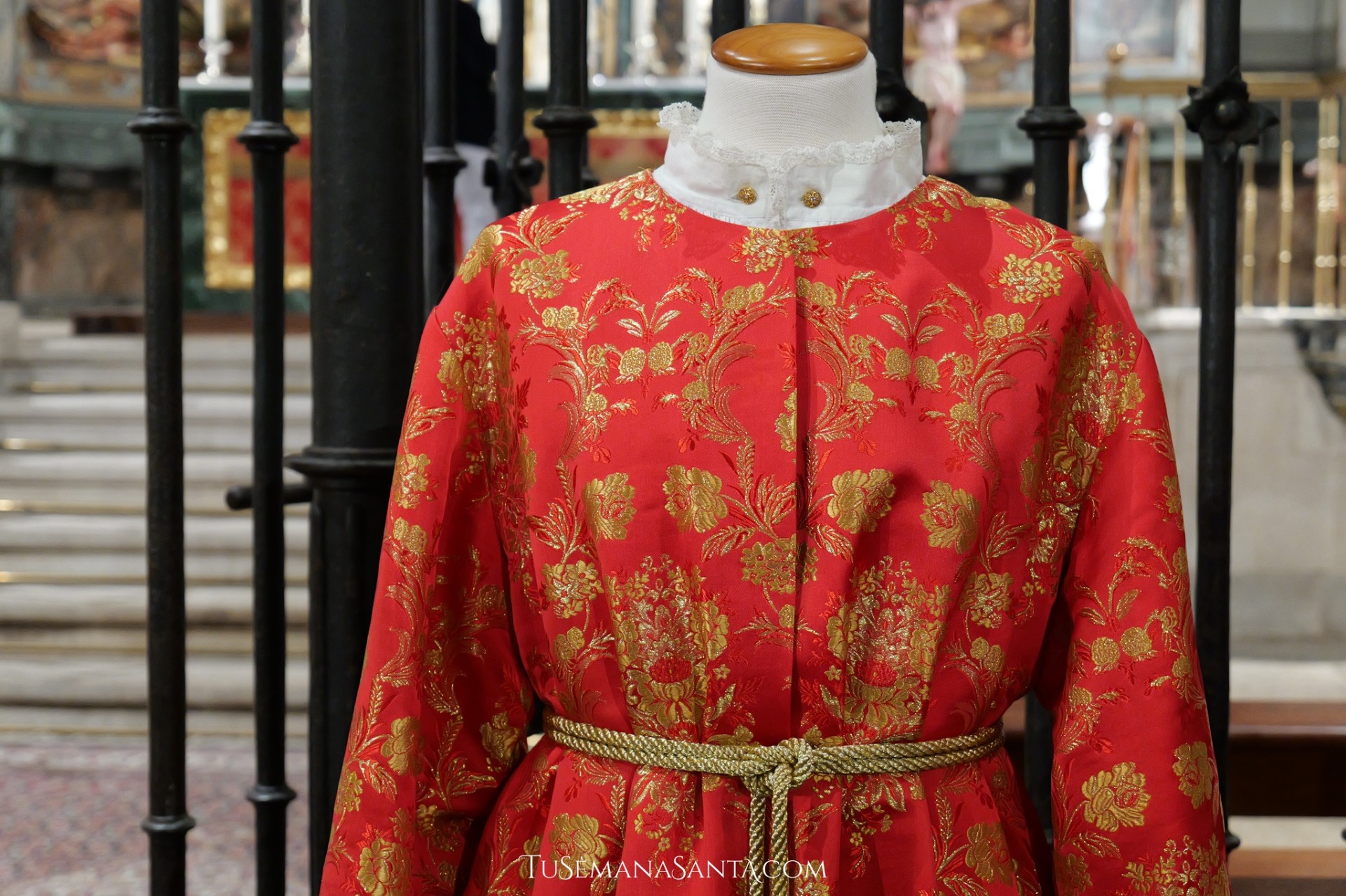 Túnica de brocado rojo. Foto TuSemanaSanta.com